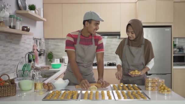 Muszlim pár, hogy nasztár snack torta együtt a konyhában ramadán alatt — Stock videók