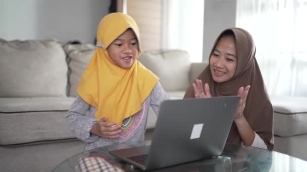 Muslimsk mamma och barn sjunger och klappar tillsammans när du använder laptop — Stockvideo