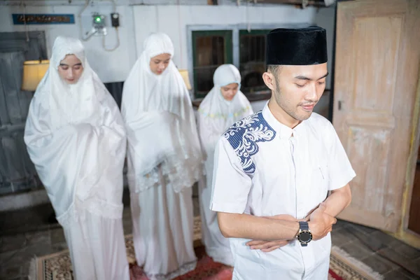 Muslim keluarga berdoa jamaah bersama-sama di rumah — Stok Foto