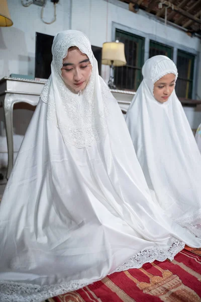 Família muçulmana orando jamaah juntos em casa — Fotografia de Stock