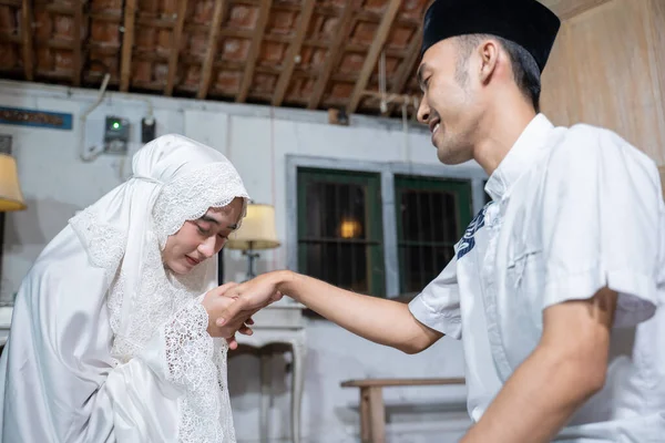 Istri mencium tangan suaminya setelah berdoa bersama di rumah — Stok Foto