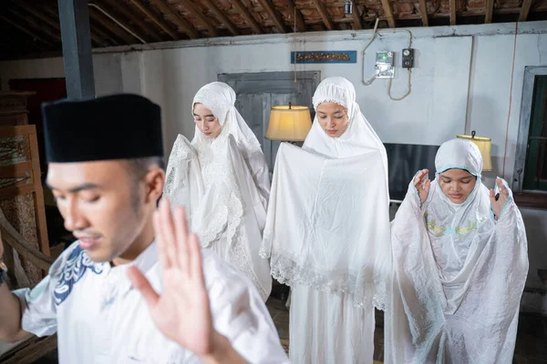 Muslim keluarga berdoa jamaah bersama-sama di rumah — Stok Foto