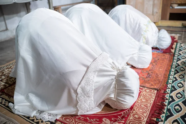 Muslim family praying jamaah together at home — Stock Photo, Image