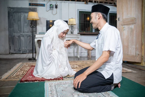 Istri mencium tangan suaminya setelah berdoa bersama di rumah — Stok Foto