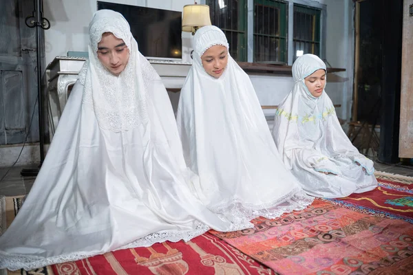 Família muçulmana orando jamaah juntos em casa — Fotografia de Stock