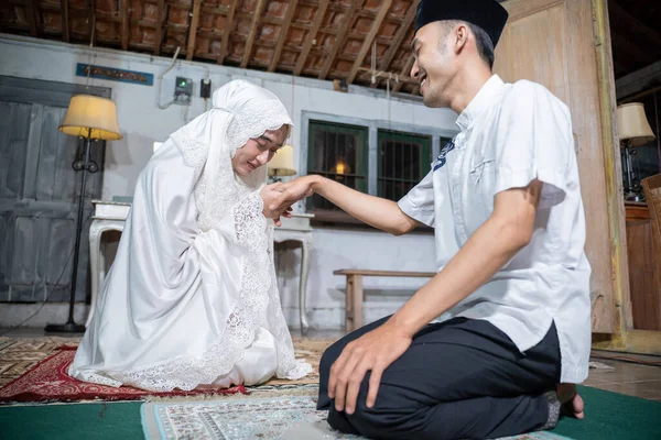 Esposa beijando seus maridos mão depois de orar juntos em casa — Fotografia de Stock