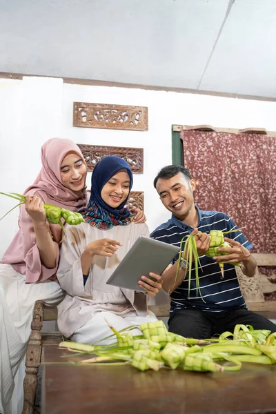 Muslimská rodina a přítel dělat ketupat pro eid fitr mubarak — Stock fotografie
