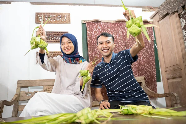 Muslim keluarga dan teman membuat ketupat untuk eid fitr mubarak — Stok Foto