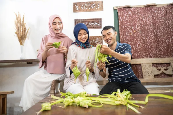 Muslim keluarga dan teman membuat ketupat untuk eid fitr mubarak — Stok Foto