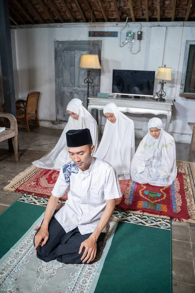 Muslimská rodina modlí jamaah společně doma — Stock fotografie