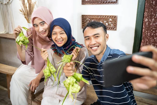 Muslim familj och vän gör ketupat för eid fitr mubarak — Stockfoto