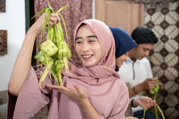 Muslim keluarga dan teman membuat ketupat untuk eid fitr mubarak — Stok Foto