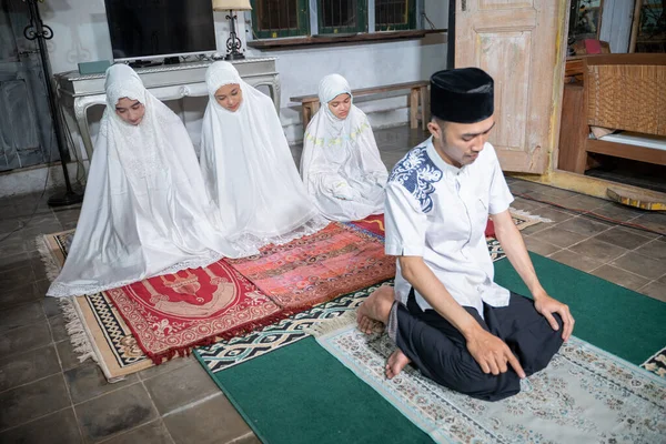 Muslimská rodina modlí jamaah společně doma — Stock fotografie