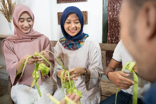 Muslim keluarga dan teman membuat ketupat untuk eid fitr mubarak — Stok Foto