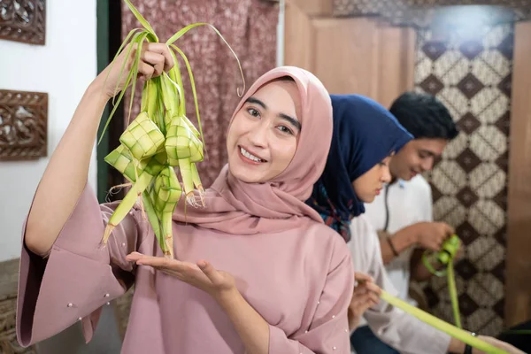 Kelompok teman dan keluarga membuat ketupat bersama-sama untuk fitr eid — Stok Foto
