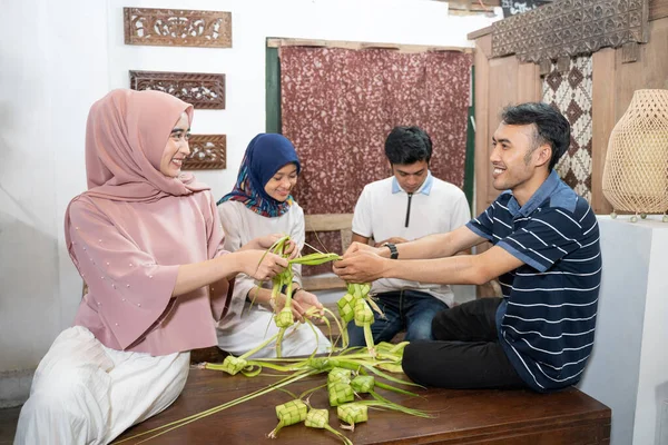 Kelompok teman dan keluarga membuat ketupat bersama-sama untuk fitr eid — Stok Foto