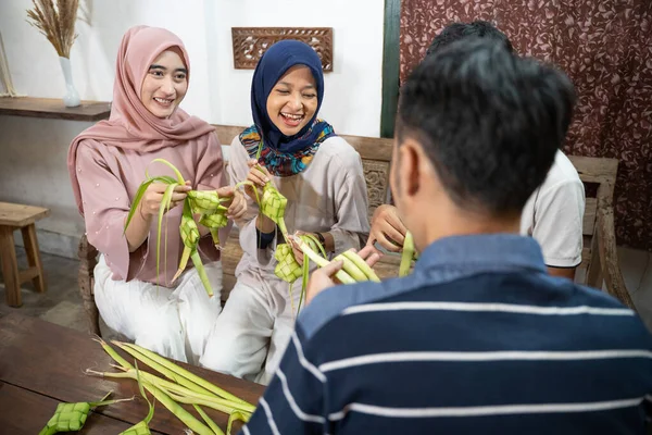 Kelompok teman dan keluarga membuat ketupat bersama-sama untuk fitr eid — Stok Foto