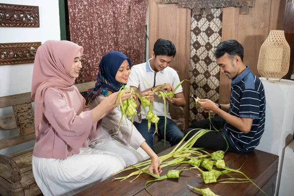 Muslim keluarga dan teman membuat ketupat untuk eid fitr mubarak — Stok Foto