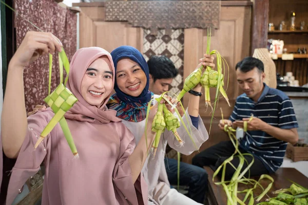 Kelompok teman dan keluarga membuat ketupat bersama-sama untuk fitr eid — Stok Foto