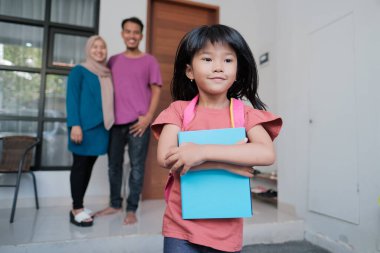 Güzel Asyalı ilkokul öğrencisi sabah okula gidiyor.