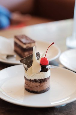 Çikolatalı pasta. Tabakta bir parça kek var. Tatlı yemek. Tatlı tatlı. Kapat..
