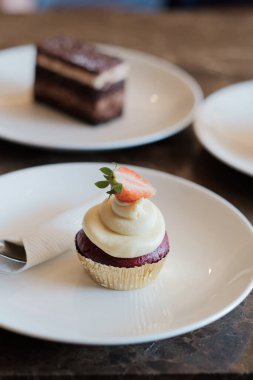 Tabakta bir dilim lezzetli kek.