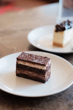 Çikolatalı pasta. Tabakta bir parça kek var. Tatlı yemek. Tatlı tatlı. Kapat..
