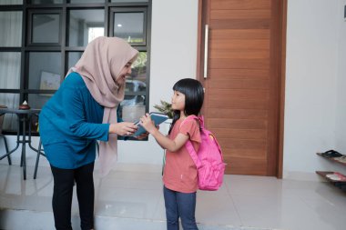 İlkokul öğrencisi kız öğrenci okula gitmeden önce Müslüman annesinin elini sıkar ve öper.