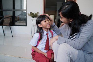 Okuldan sonra evde mutlu bir ilkokul öğrencisiydim.