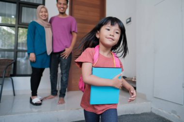 Güzel Asyalı ilkokul öğrencisi sabah okula gidiyor.