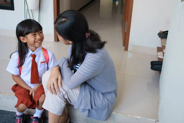 Kembali ke sekolah. Murid asia dengan seragam murid SD bersiap-siap ke sekolah — Stok Foto