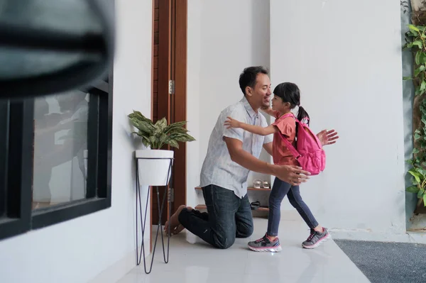 Glücklicher Vater begrüßt sein Kind nach dem Schulabschluss — Stockfoto