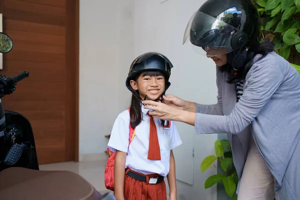 Anne sabah kızını motosikletle okula götürüyor. — Stok fotoğraf