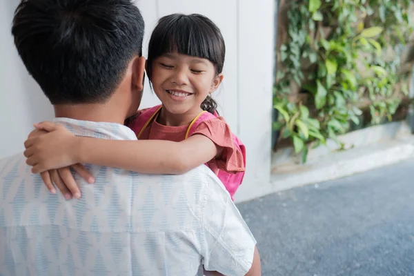 Asiático padre abrazar su hija antes de ir a la escuela — Foto de Stock