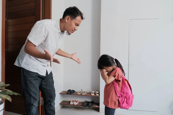 Сердитый отец противостоит своему ребенку после школы. — стоковое фото