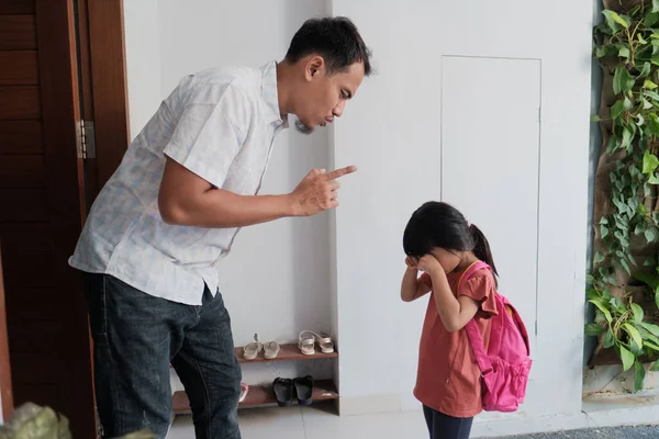 Enojado padre confrontar a su hijo después de la escuela. — Foto de Stock