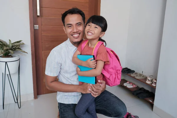 亚洲人的父亲在上学前拥抱他的女儿 — 图库照片