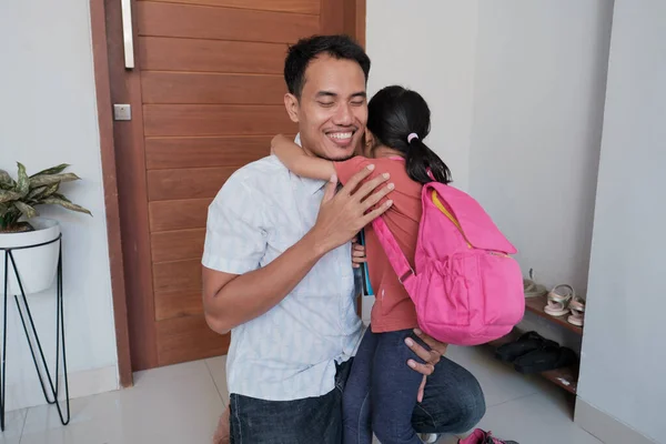 アジア系の父親は学校に行く前に娘を抱きかかえて — ストック写真
