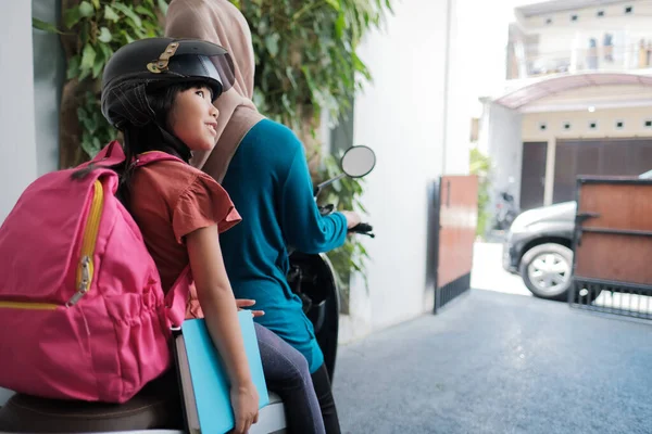 Mãe muçulmana levando sua filha para a escola de moto pela manhã — Fotografia de Stock