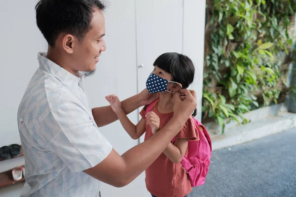 Papá le puso una máscara a su hija para protegerse contra el virus corona. — Foto de Stock