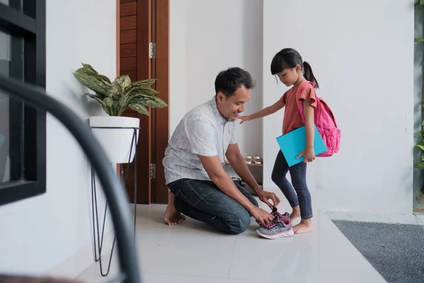 爸爸在上学前帮助女儿穿鞋 — 图库照片