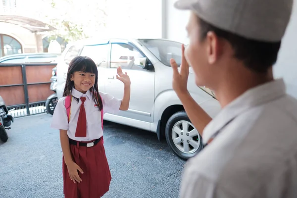 回学校去身穿小学生制服的亚裔学生准备上学 — 图库照片