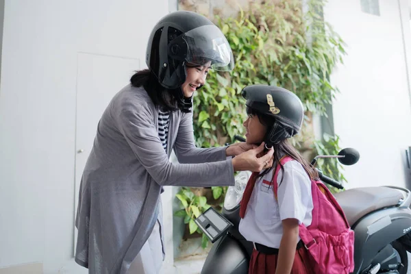 Ibu membawa putrinya ke sekolah dengan sepeda motor di pagi hari — Stok Foto