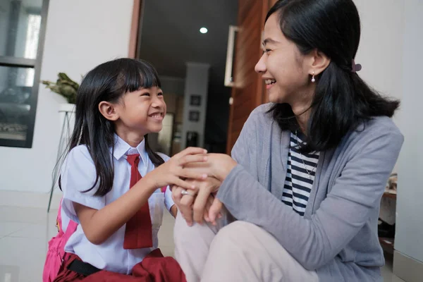 Murid SD yang bahagia di rumah sepulang sekolah dan berbicara — Stok Foto