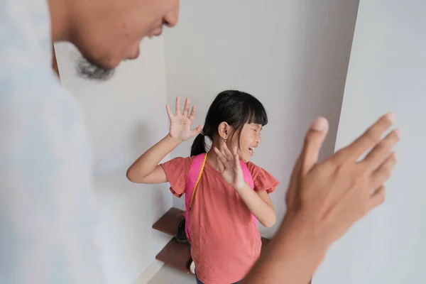 Missbräuchliche Eltern versuchen, ihr Kind zu Hause zu schlagen — Stockfoto