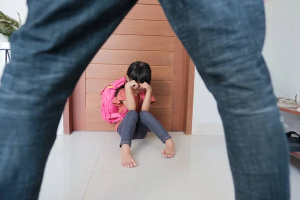 Жестокий родитель пытается ударить своего ребенка дома — стоковое фото