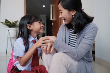 Okuldan sonra evde mutlu bir ilkokul öğrencisiydim.