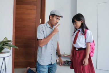 Kızgın baba okuldan sonra çocuğuyla yüzleşiyor..