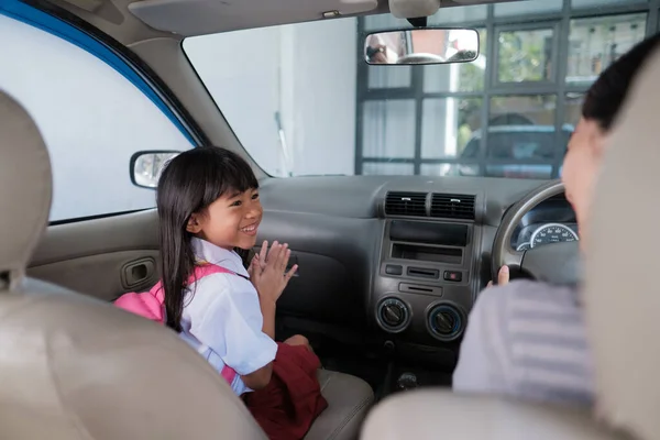 Feliz asiático primário estudante enquanto vai para a escola de carro — Fotografia de Stock