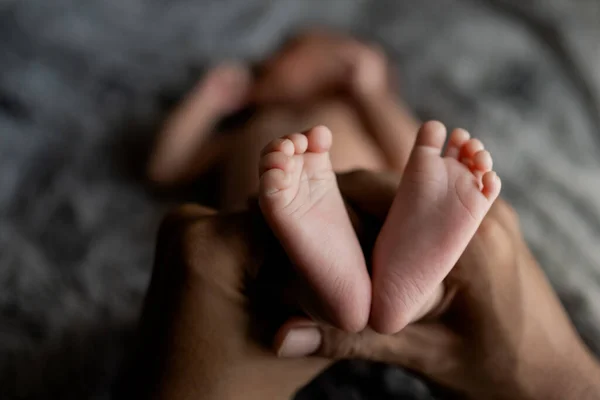 Pies de un bebé recién nacido —  Fotos de Stock